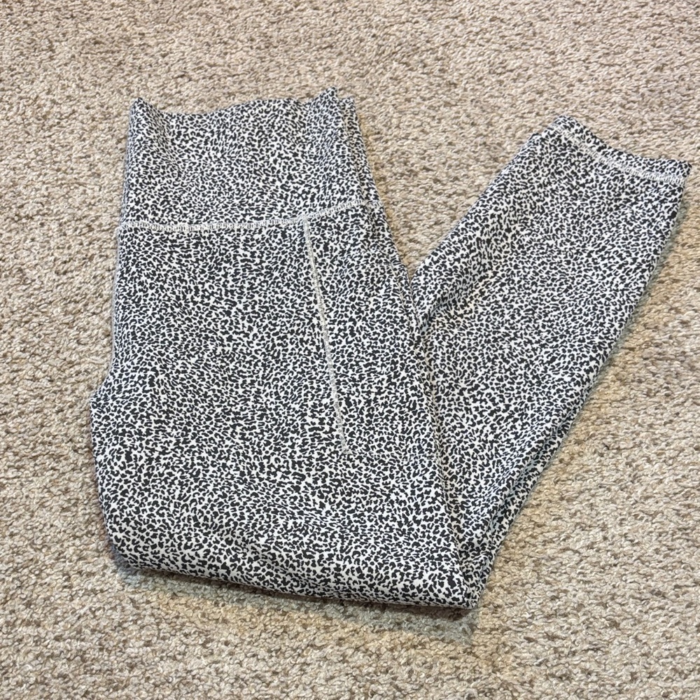 Athleta Black and Light Gray Animal Print Cropped Pocket Legging Size Medium